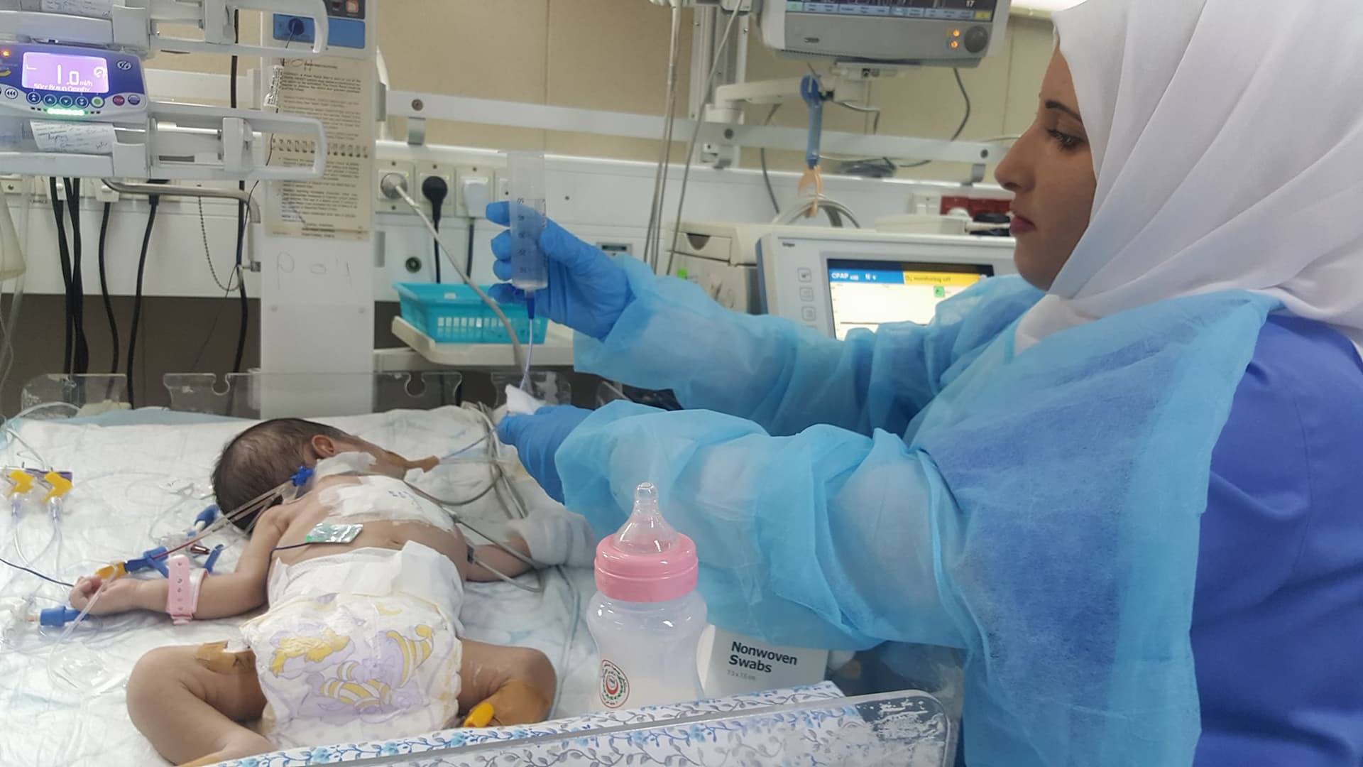 مركز جراحة قلب الأطفال بـ"المقاصد" يجري عملية معقدة لإصلاح عيوب خَلقية في الشرايين الرئوية لطفل بعمر 3 أسابيع
